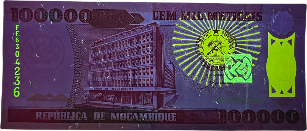 Mozambique P139 100000 Meticais 1993 UNC—AK-47—Modernism—Dam