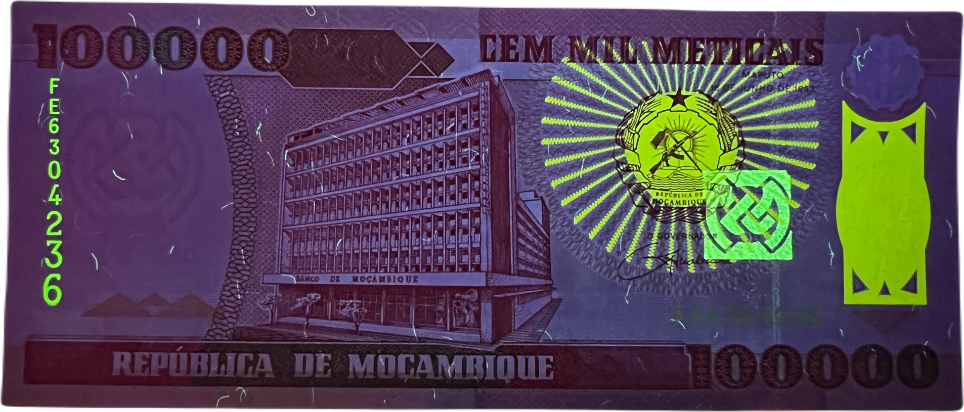 Mozambique P139 100000 Meticais 1993 UNC—AK-47—Modernism—Dam