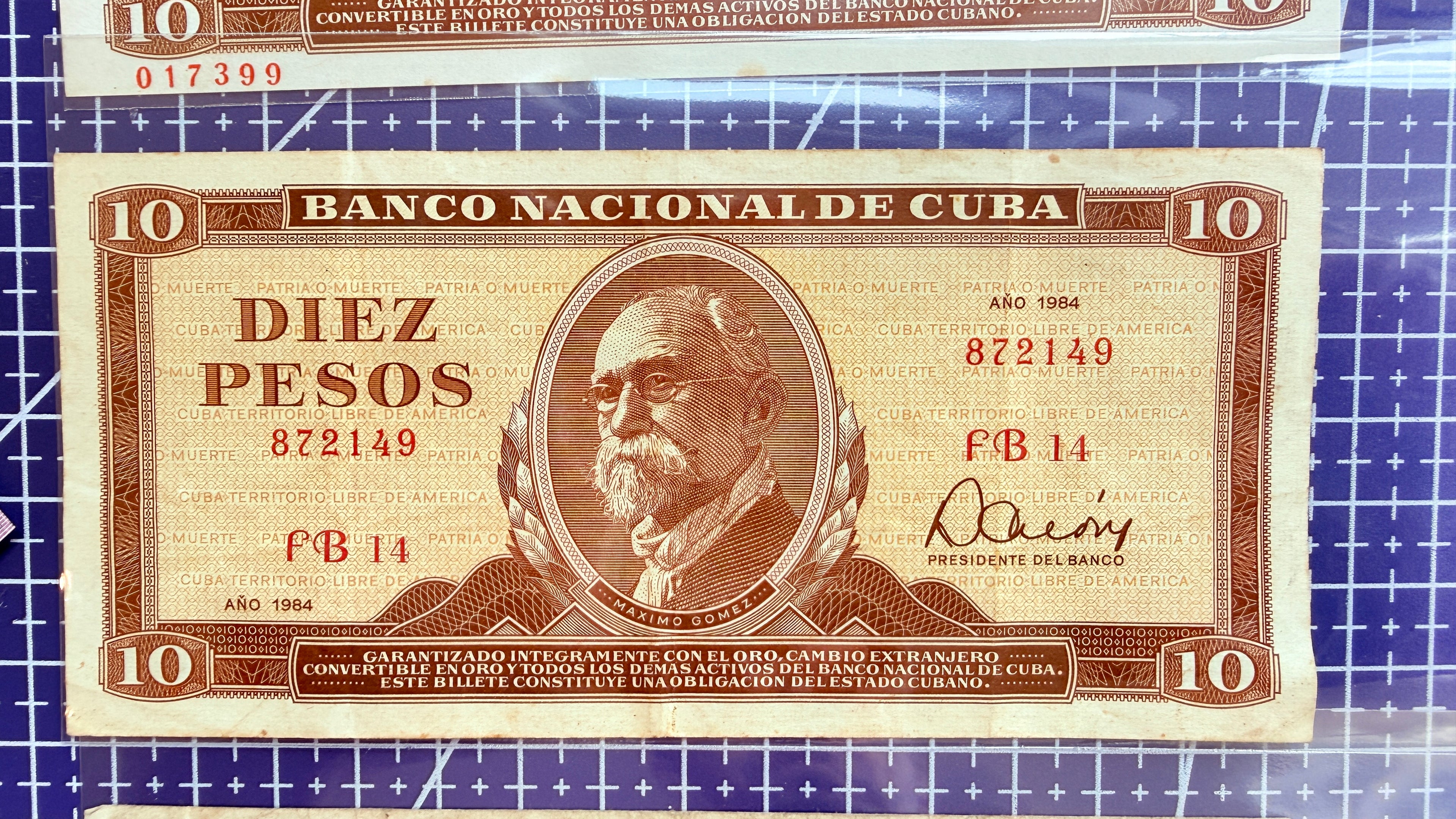 Caribbean P104 10 pesos—FIDEL SPEECH—Beautiful Artwork Designed in Prague
