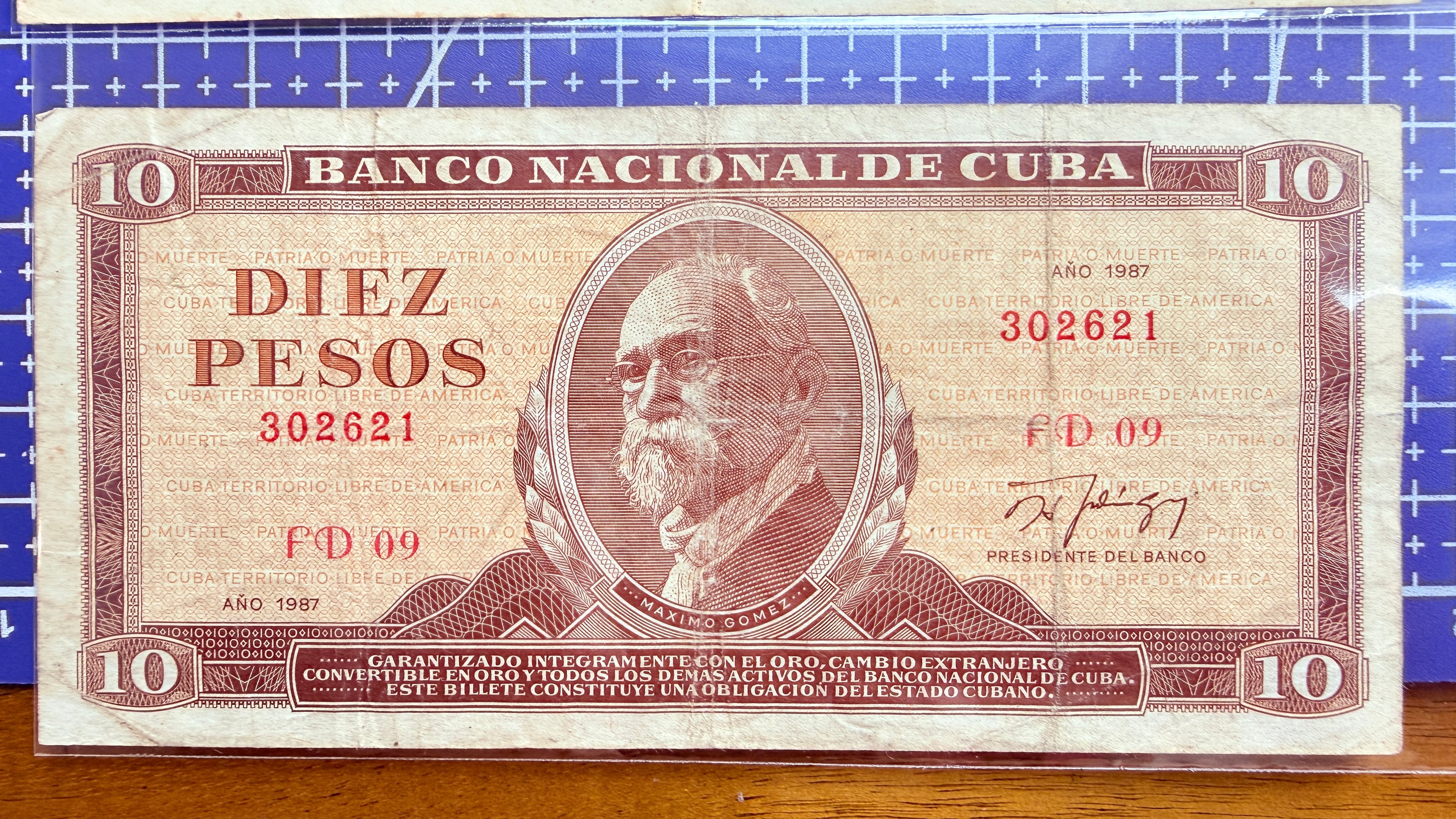 Caribbean P104 10 pesos—FIDEL SPEECH—Beautiful Artwork Designed in Prague